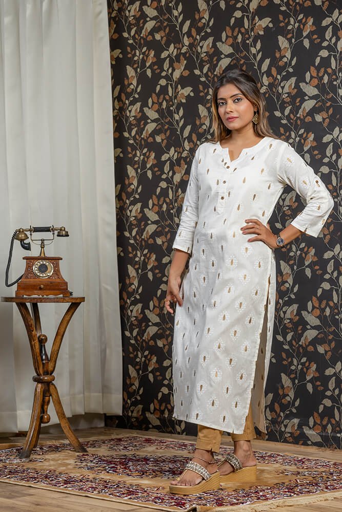 Off white kurta with pants | Fashion dresses, Kurti designs, Simple kurti  designs